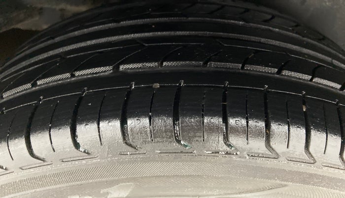 2017 Maruti Ciaz ALPHA 1.4 VVT, Petrol, Manual, 90,303 km, Right Front Tyre Tread