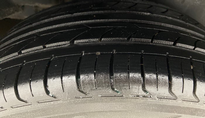2017 Maruti Ciaz ALPHA 1.4 VVT, Petrol, Manual, 90,303 km, Left Rear Tyre Tread