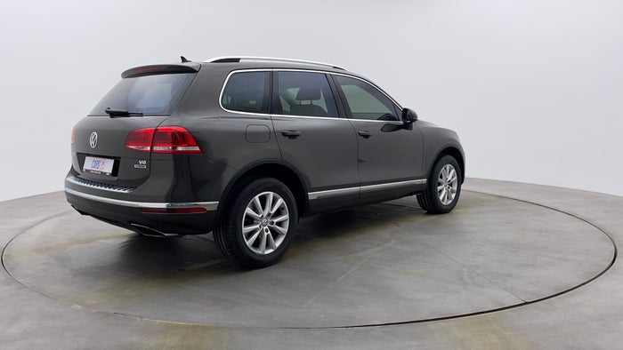 Volkswagen Touareg-Right Back Diagonal (45- Degree) View