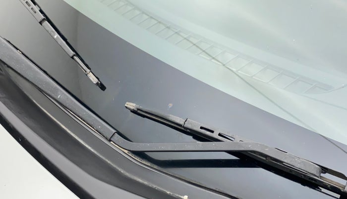 2016 Maruti Ciaz ZXI AMT, Petrol, Automatic, 96,614 km, Front windshield - Minor spot on windshield