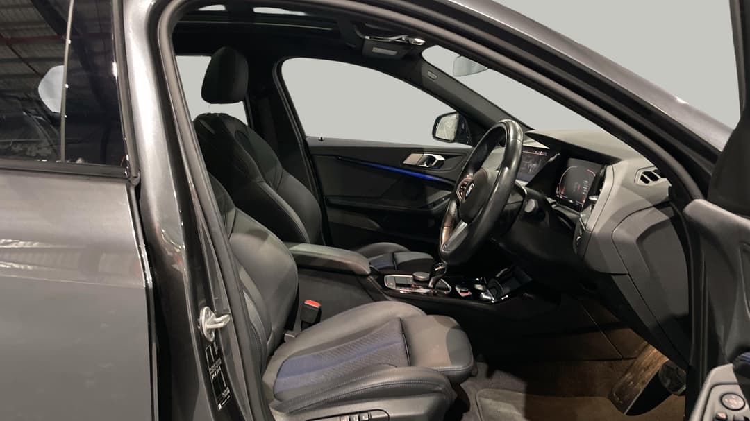 2020 BMW 1 18i M Sport, Automatic, 28858 km, Right Side Front Door Cabin View