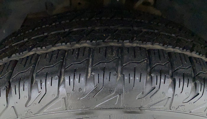 2018 Mahindra XUV500 W9, Diesel, Manual, 46,467 km, Left Front Tyre Tread