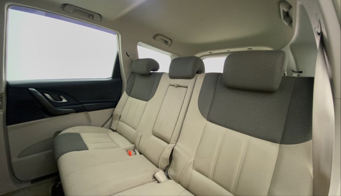 2018 Mahindra XUV500 W9, Diesel, Manual, 46,467 km, Right Side Rear Door Cabin