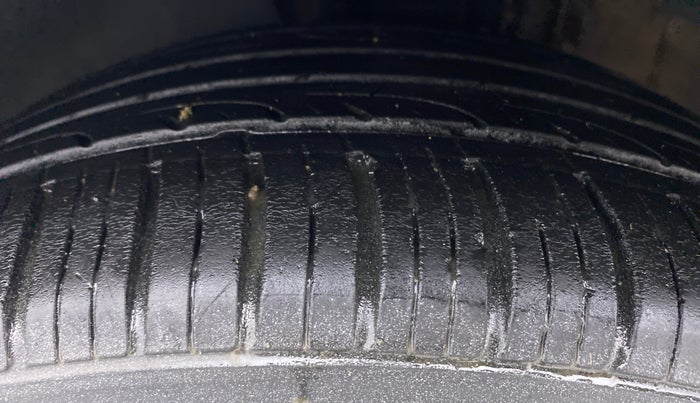 2017 Volkswagen Ameo HIGHLINE 1.5, Diesel, Manual, 29,050 km, Left Front Tyre Tread