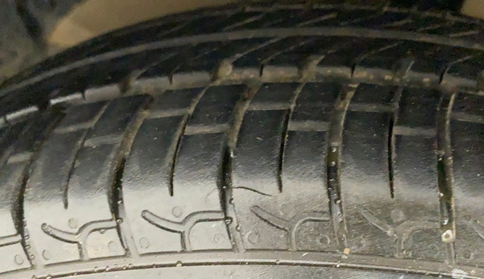 2015 Hyundai Grand i10 MAGNA 1.2 KAPPA VTVT, Petrol, Manual, 51,615 km, Left Front Tyre Tread