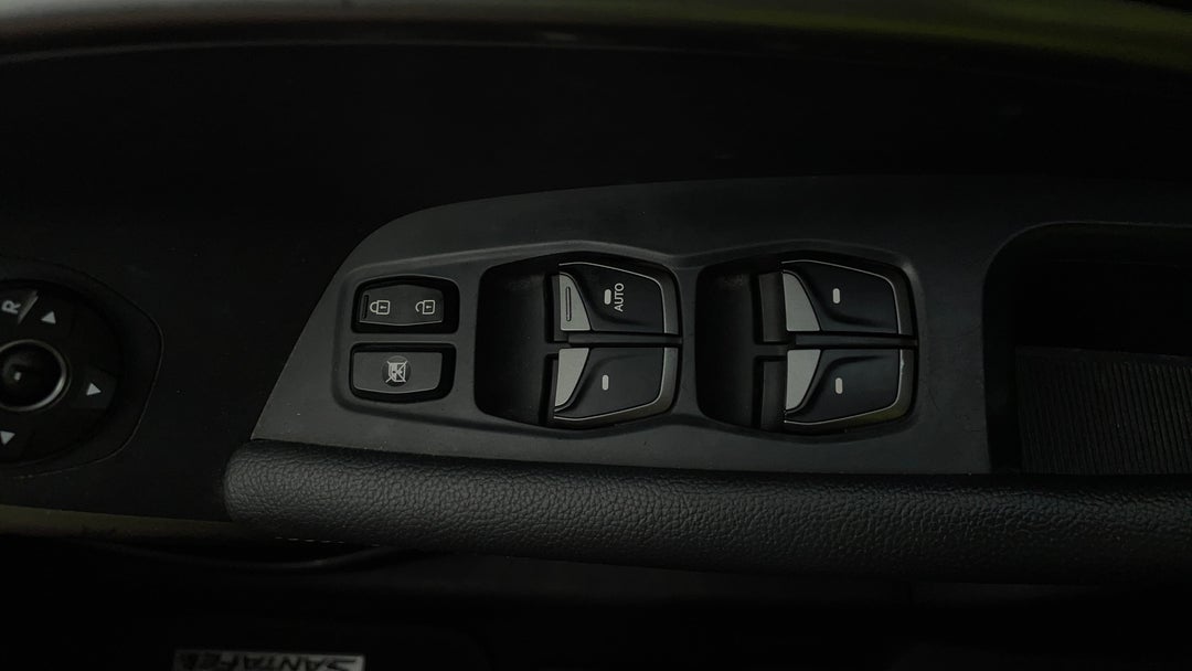 2016 Hyundai Santa Fe Active Crdi (4x4), Automatic, 141167 km, Drivers Side Door Panel Controls