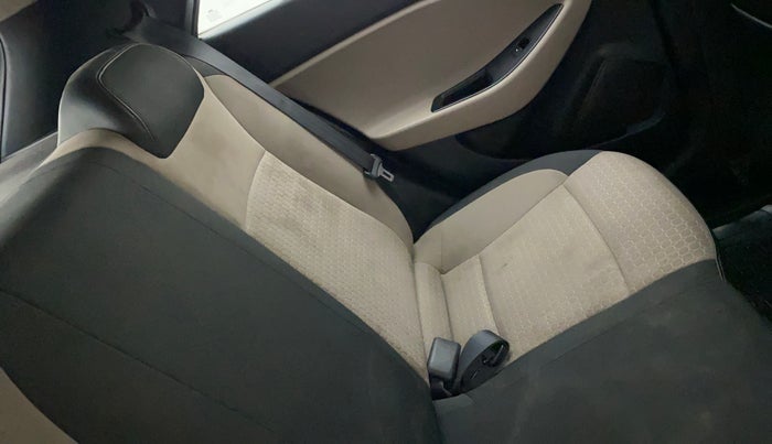 2017 Hyundai Elite i20 SPORTZ 1.2, Petrol, Manual, 1,23,216 km, Second-row left seat - Cover slightly stained