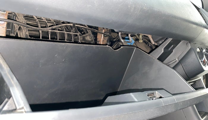 2011 Maruti Swift VXI, Petrol, Manual, 48,835 km, Dashboard - Glove Box cover damage