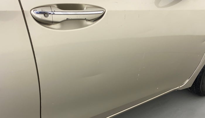 2015 Toyota Corolla Altis G, Petrol, Manual, 66,156 km, Driver-side door - Slightly dented
