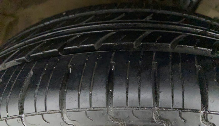 2017 Maruti Swift ZXI D, Petrol, Manual, 53,064 km, Right Rear Tyre Tread
