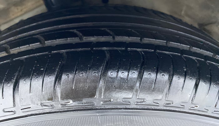 2017 Maruti Ciaz DELTA 1.3 DDIS SHVS, Diesel, Manual, 1,52,094 km, Left Front Tyre Tread