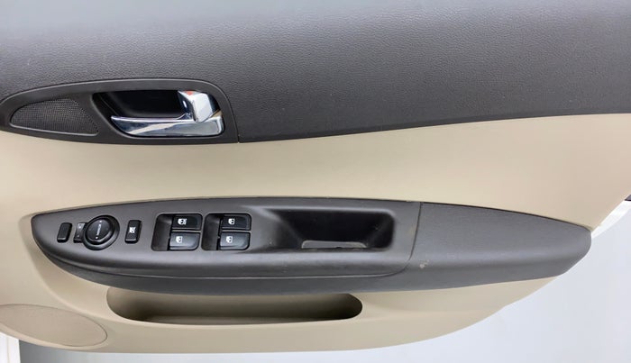 2013 Hyundai i20 MAGNA O 1.4 CRDI, Diesel, Manual, 1,09,269 km, Driver Side Door Panels Control