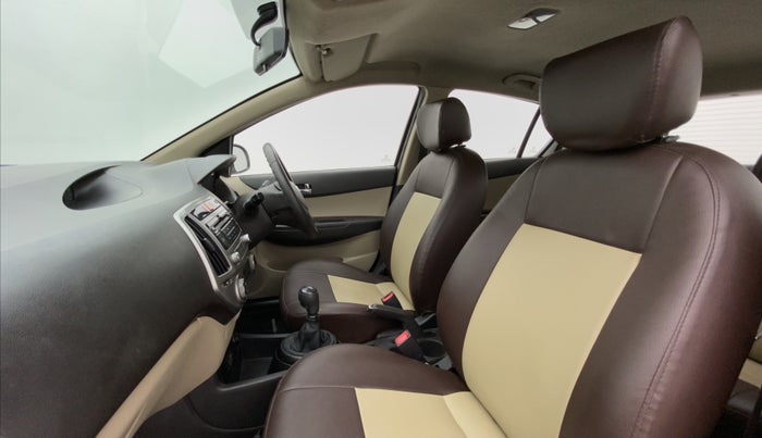 2013 Hyundai i20 MAGNA O 1.4 CRDI, Diesel, Manual, 1,09,269 km, Right Side Front Door Cabin View