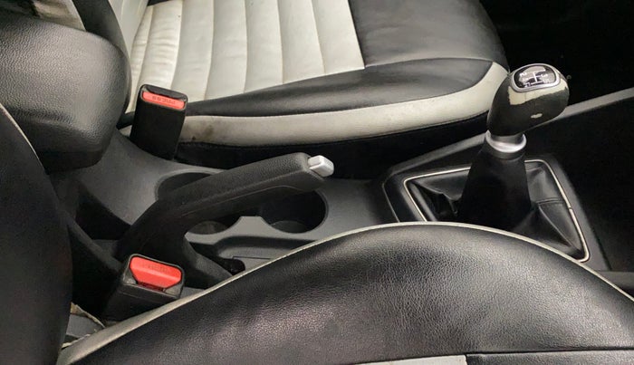 2015 Hyundai Elite i20 SPORTZ 1.2, Petrol, Manual, 1,12,665 km, Gear lever - Knob cover torn