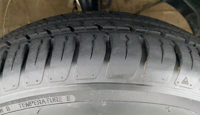 2019 Maruti Swift LXI D, Petrol, Manual, 45,453 km, Right Front Tyre Tread