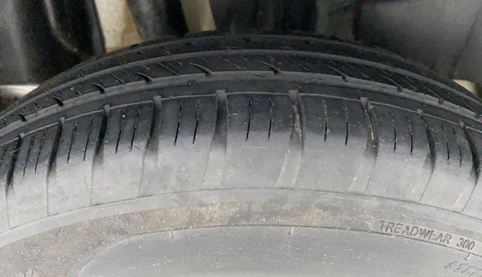 2019 Maruti Swift LXI D, Petrol, Manual, 45,453 km, Right Rear Tyre Tread