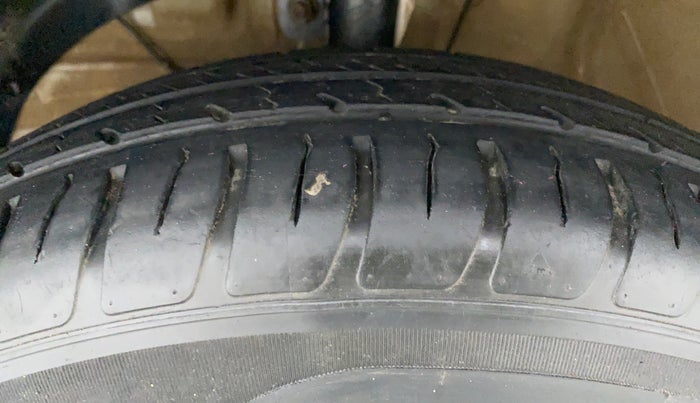 2019 Maruti Swift LXI D, Petrol, Manual, 45,453 km, Left Front Tyre Tread