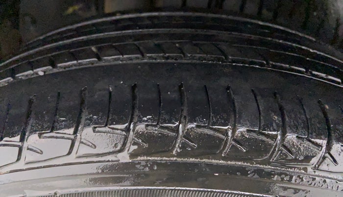 2016 Maruti Ertiga VXI CNG, CNG, Manual, 56,749 km, Right Front Tyre Tread