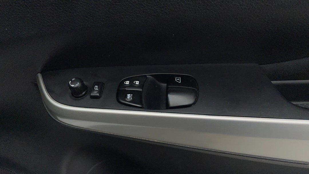 2019 Nissan Navara St (4x4), Manual, 87767 km, Drivers Side Door Panel Controls