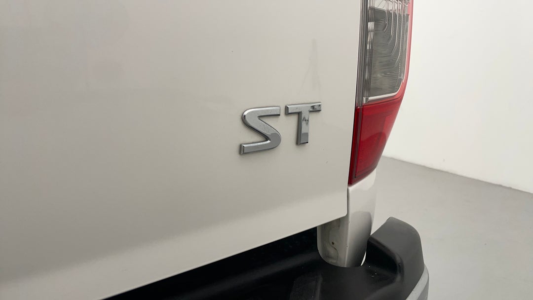 2019 Nissan Navara St (4x4), Manual, 87767 km, Badge (Boot Right Side)