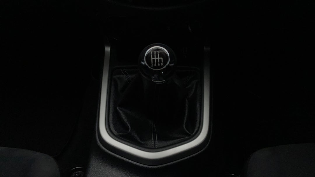 2019 Nissan Navara St (4x4), Manual, 87767 km, Gear Lever 