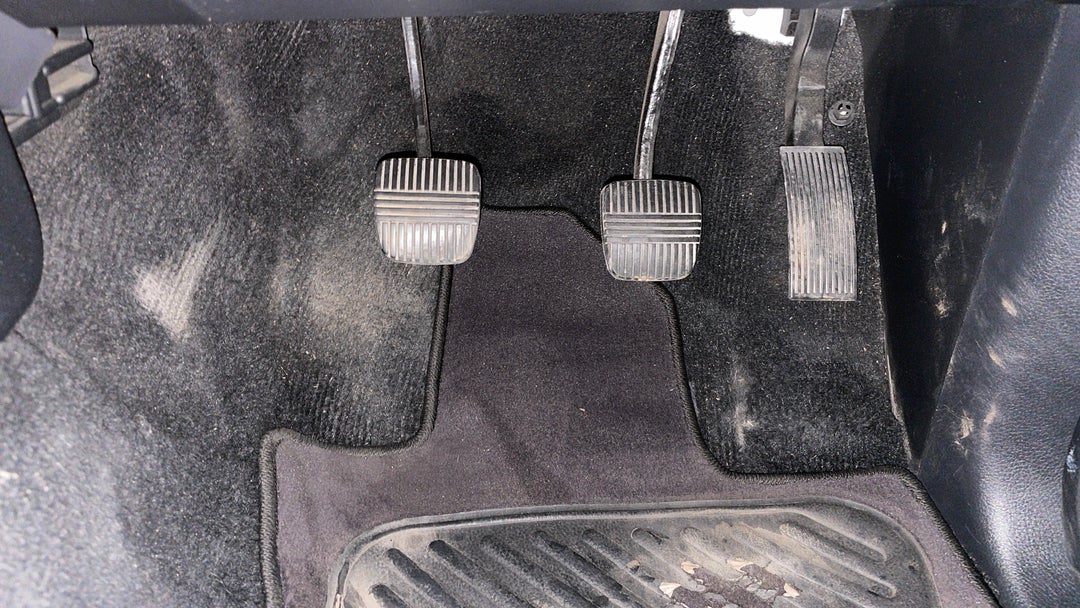 2019 Nissan Navara St (4x4), Manual, 87767 km, Pedals and Footmat