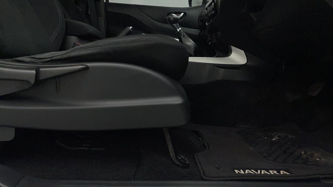 2019 Nissan Navara St (4x4), Manual, 87767 km, Drivers Side Adjustment Panel