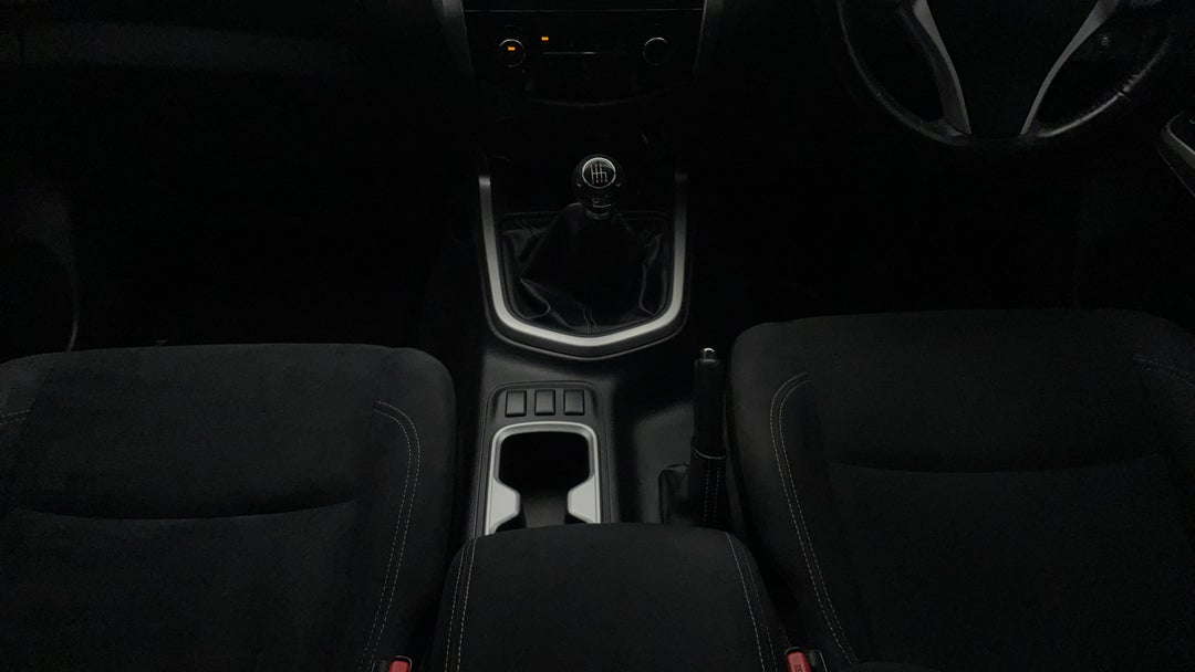 2019 Nissan Navara St (4x4), Manual, 87767 km, Center Console