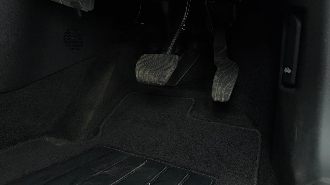 2023 Nissan X-trail St-l (4WD) 7 Seat, Automatic, 22139 km, Pedals and Footmat