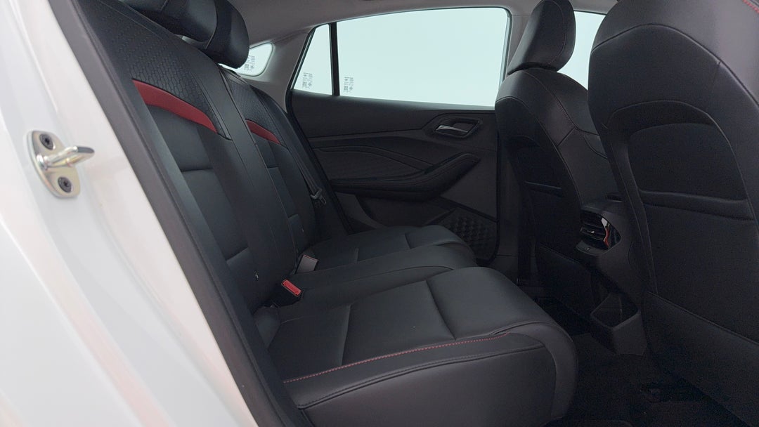 2024 MG Mg5 Essence, Automatic, 15186 km, Right Side Rear Door Cabin View