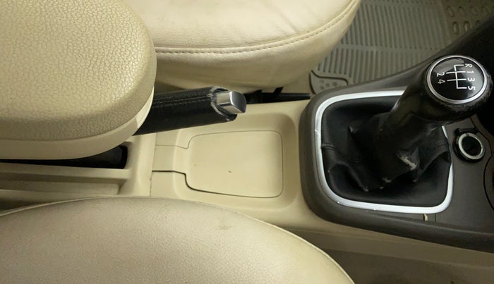 2011 Volkswagen Vento HIGHLINE 1.6 MPI, Petrol, Manual, 39,689 km, Gear Lever