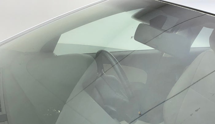 2011 Volkswagen Vento HIGHLINE 1.6 MPI, Petrol, Manual, 39,689 km, Front windshield - Minor spot on windshield