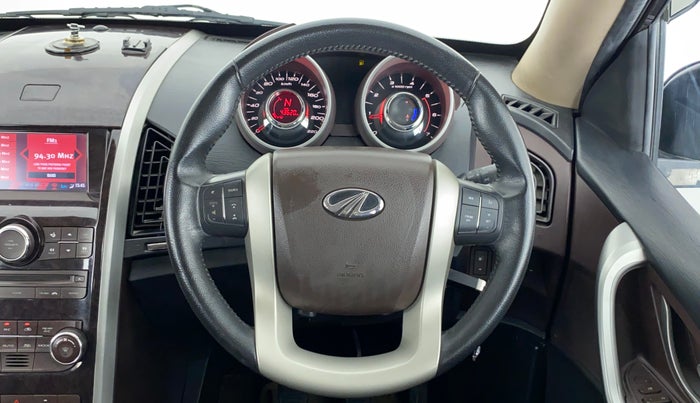 2015 Mahindra XUV500 W8 FWD, Diesel, Manual, 43,416 km, Steering Wheel Close Up
