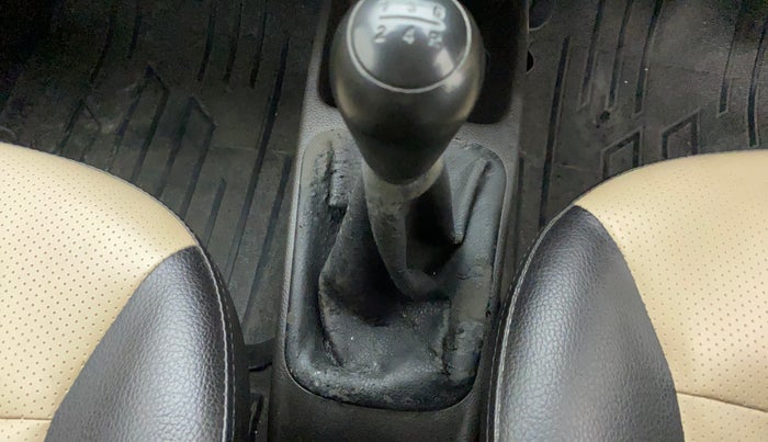 2016 Hyundai Eon ERA +, Petrol, Manual, 59,829 km, Gear lever - Boot cover slightly torn