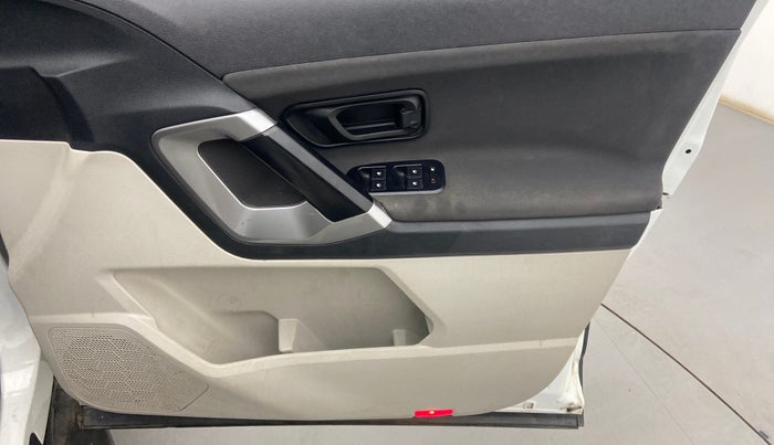 2021 Tata Safari XMA, Diesel, Automatic, 61,543 km, Driver Side Door Panels Control