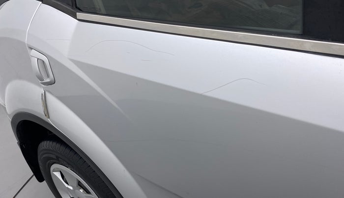 2017 Mahindra XUV500 W6 AT, Diesel, Automatic, 33,776 km, Right rear door - Minor scratches