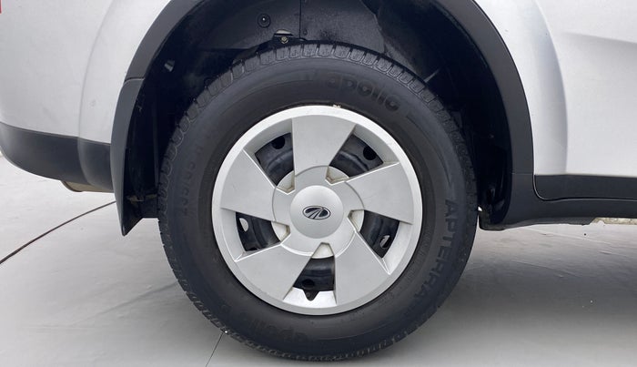 2017 Mahindra XUV500 W6 AT, Diesel, Automatic, 33,776 km, Right Rear Wheel