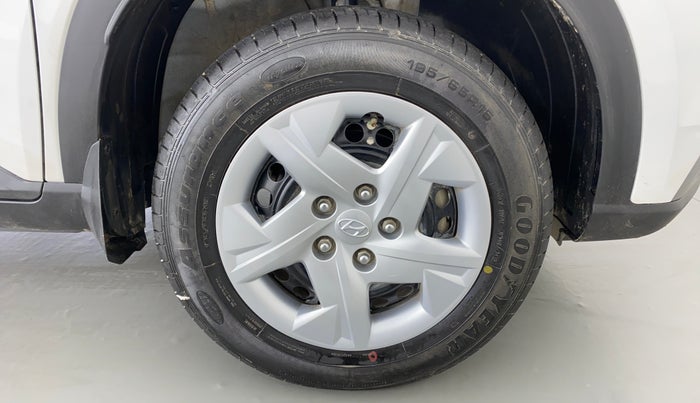 2022 Hyundai VENUE S MT 1.2 KAPPA, Petrol, Manual, 7,630 km, Right Front Wheel