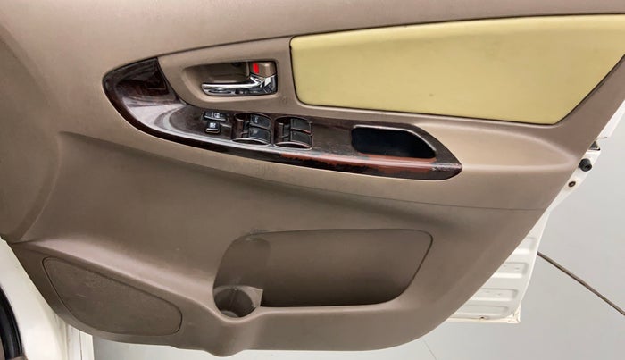 2015 Toyota Innova 2.5 VX 8 STR BS IV, Diesel, Manual, 1,66,882 km, Driver Side Door Panels Control