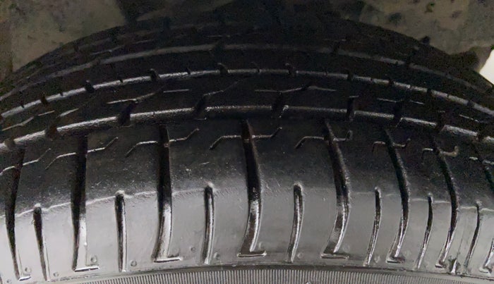 2015 Toyota Innova 2.5 VX 8 STR BS IV, Diesel, Manual, 1,66,882 km, Left Front Tyre Tread