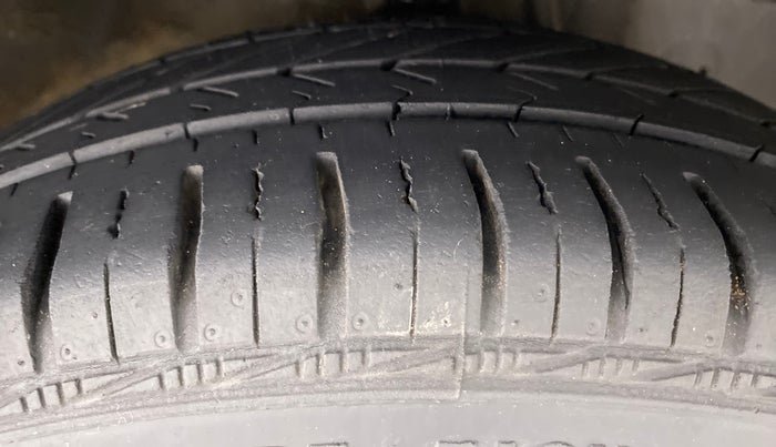 2018 Hyundai Eon MAGNA PLUS, Petrol, Manual, 22,970 km, Right Front Tyre Tread