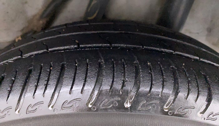 2015 Honda Amaze 1.2 SMT I VTEC, Petrol, Manual, 1,00,053 km, Left Rear Tyre Tread