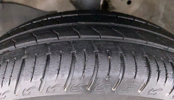 2015 Honda Amaze 1.2 SMT I VTEC, Petrol, Manual, 1,00,053 km, Left Front Tyre Tread