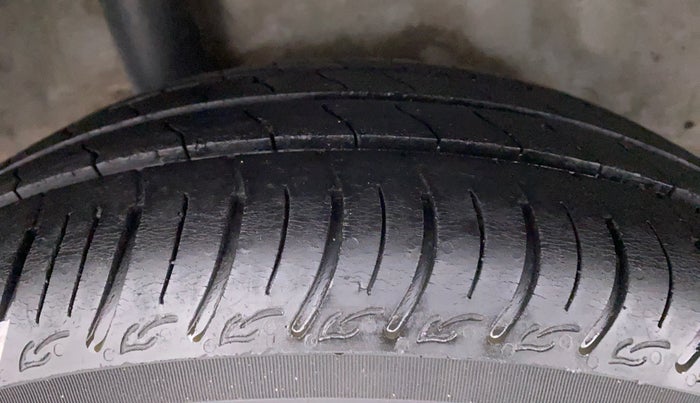 2015 Honda Amaze 1.2 SMT I VTEC, Petrol, Manual, 1,00,053 km, Right Rear Tyre Tread