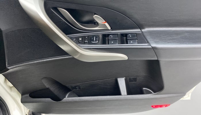 2019 Mahindra XUV500 W9 AT, Diesel, Automatic, 34,625 km, Driver Side Door Panels Control