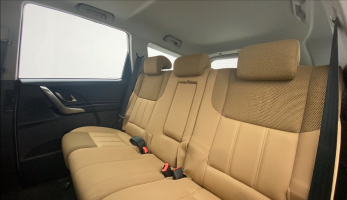 2019 Mahindra XUV500 W9 AT, Diesel, Automatic, 34,625 km, Right Side Rear Door Cabin