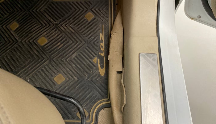 2015 Maruti Ciaz ZXI, Petrol, Manual, 45,748 km, Flooring - Carpet is minor damage