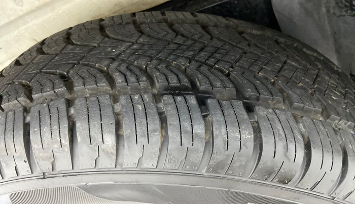 2016 Mahindra Scorpio S10, Diesel, Manual, 66,870 km, Right Rear Tyre Tread