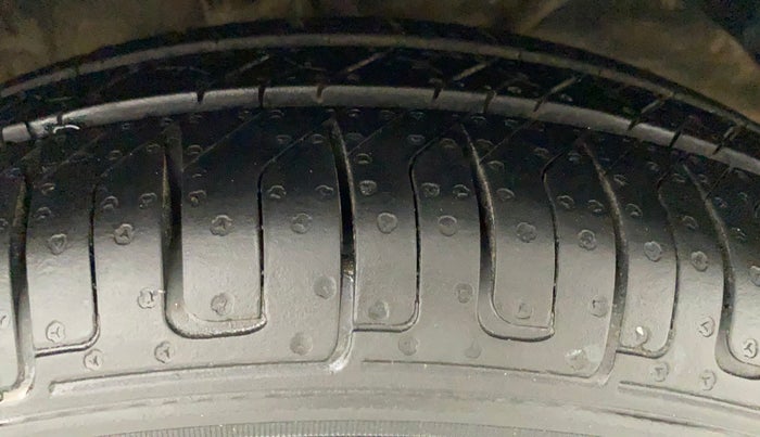 2018 Maruti Swift VXI, Petrol, Manual, 70,211 km, Right Front Tyre Tread