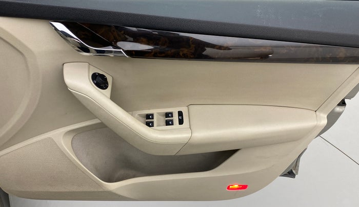 2014 Skoda Octavia AMBITION 2.0 TDI CR AT, Diesel, Automatic, 70,852 km, Driver Side Door Panels Control